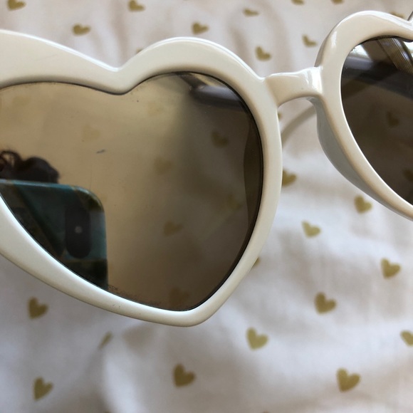 🚨MISC - Heart Frame Sunglasses - Picture 3 of 4